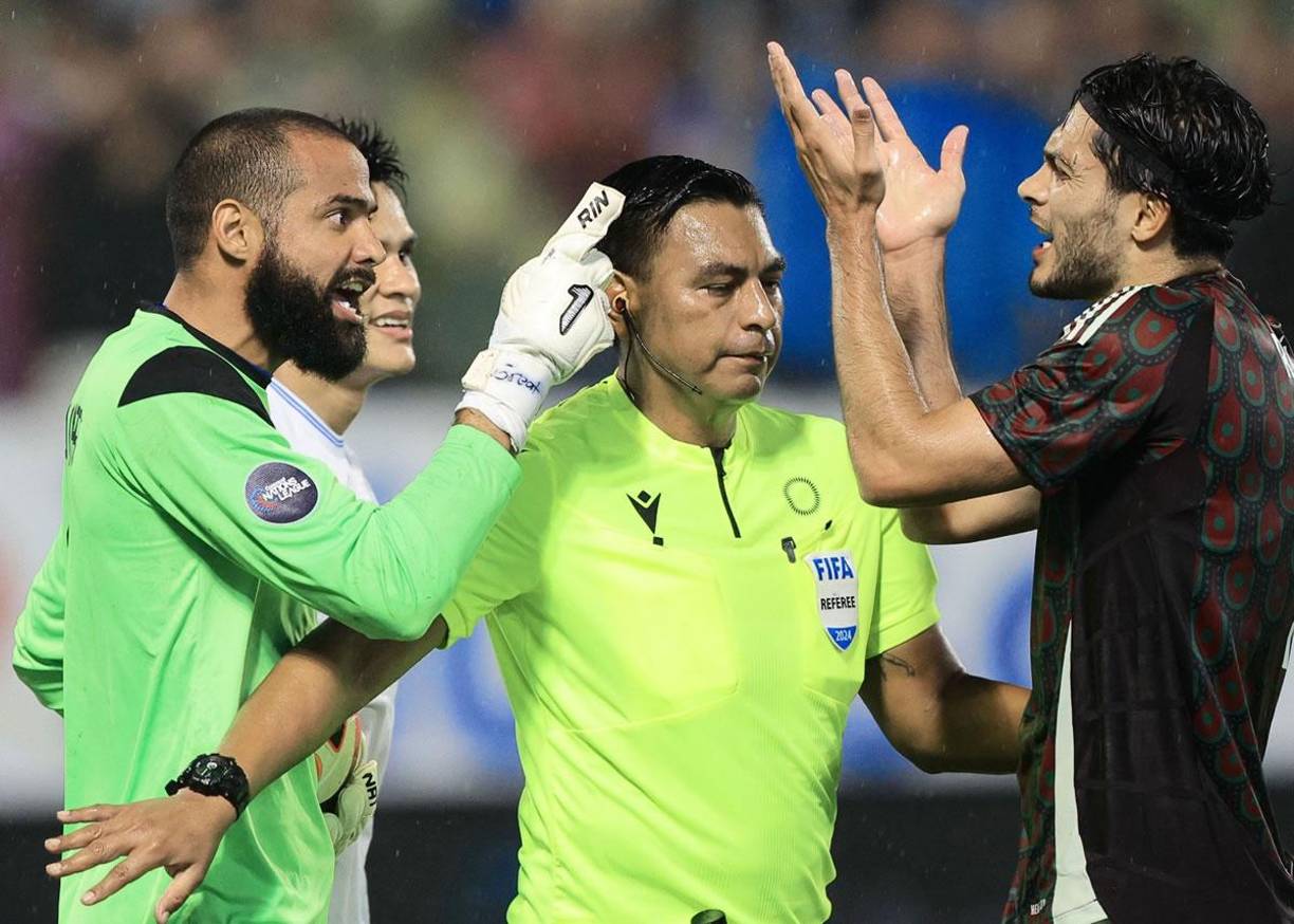 El árbitro Walter López se puso en el medio para separar a Edrick Menjívar de Raúl Jiménez.