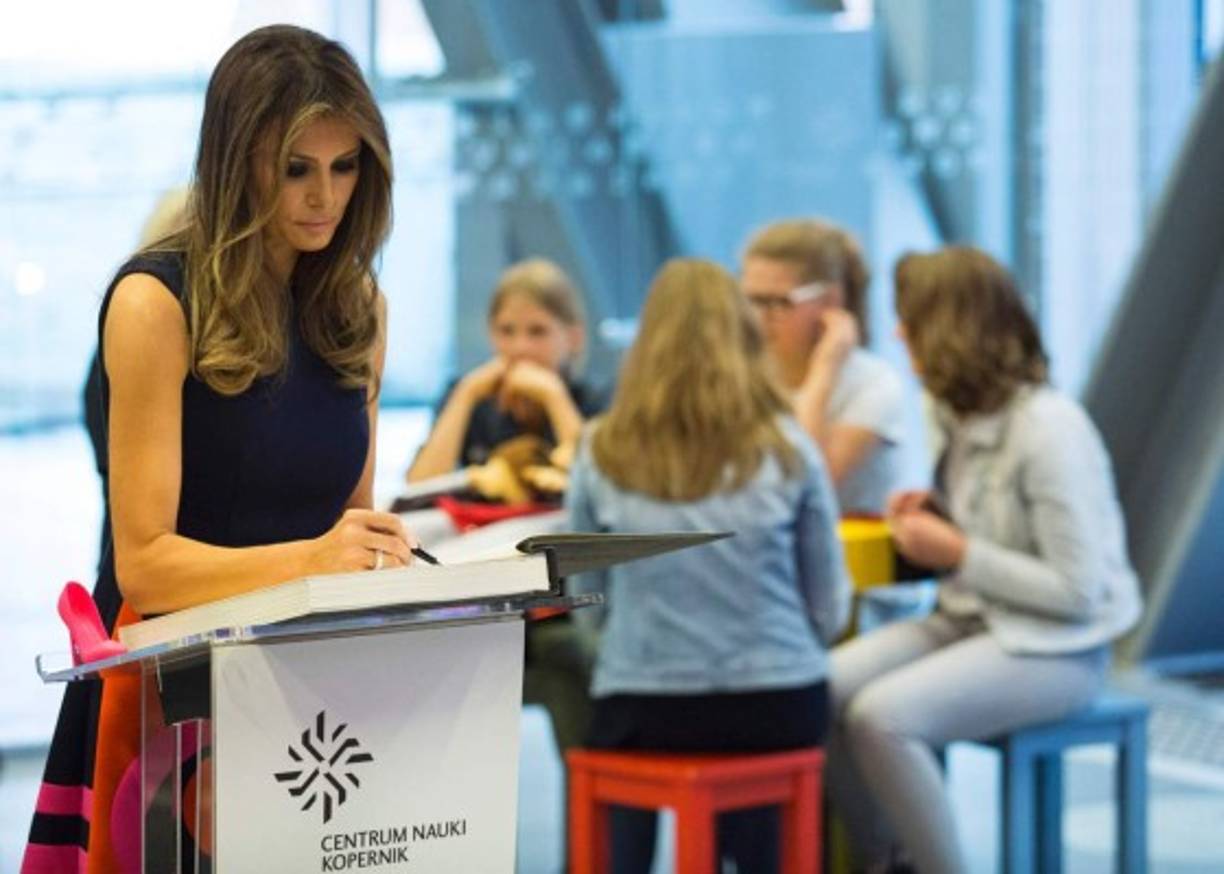 Melania firmó el libro de visitas durante su visita al museo de ciencia.