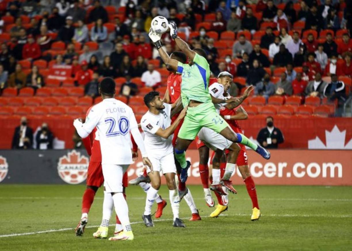 Luis 'Buba' López se queda con el balón tras un córner canadiense.