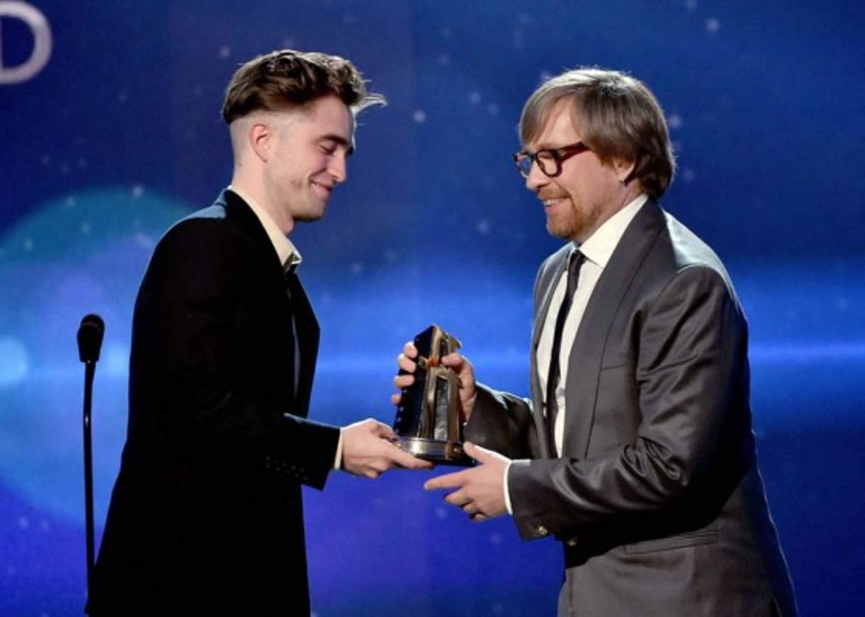 El enigma que ha estado escondiendo Robert Pattinson, por fin ha sido resuelto. El actor de la saga Crepúsculo enseño su 'extraño' corte de pelo en la gala benéfica 'Go Go Go Gala en Beverly Hill'.