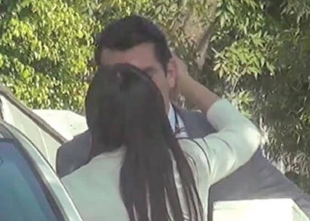 En las imágenes que han sido publicadas por una conocida revista de espectáculos se le ve al experimentado actor muy de cerca con una mujer menor que el.