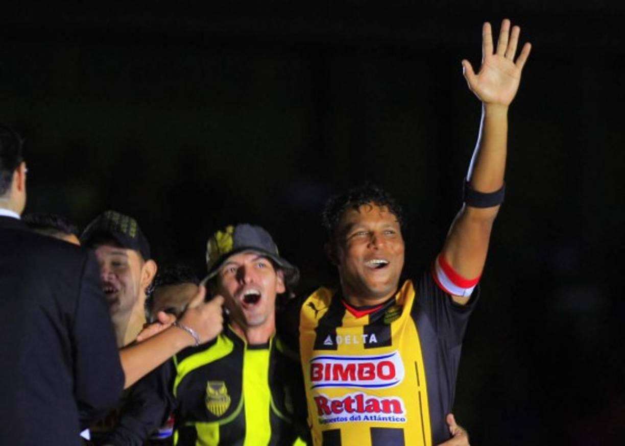 Los miembros de la Mega Barra no se quedaron atrás y subieron a la tarima para compartir con su ídolo.