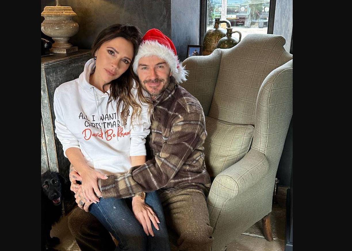 El exfutbolista David Beckham y su esposa Victoria aman la Navidad. La diseñadora británica compartió esta bonita postal en sus redes. 