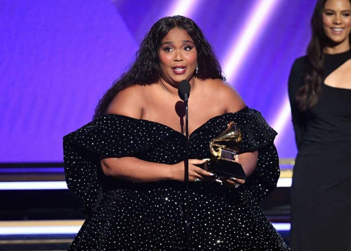 En los <b>Grammy </b>de 2023, <b>Lizzo </b>también le agradeció públicamente, y otros artistas como<b> Jay-Z</b> —aunque este último, siendo su esposo, no es una sorpresa— han seguido la misma tendencia. Los fans han compilado montajes de discursos en los que múltiples celebridades agradecen a la cantante, lo que ha llevado a algunos a especular si lo hacen por <b>temor a ser “castigados”</b> por su enorme influencia si no lo hacen.