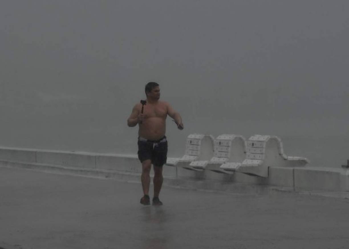 Agencia Nacional estadounidense de Océanos y Atmósfera (NOAA) advirtieron de que en la costa texana ya se están produciendo inundaciones.