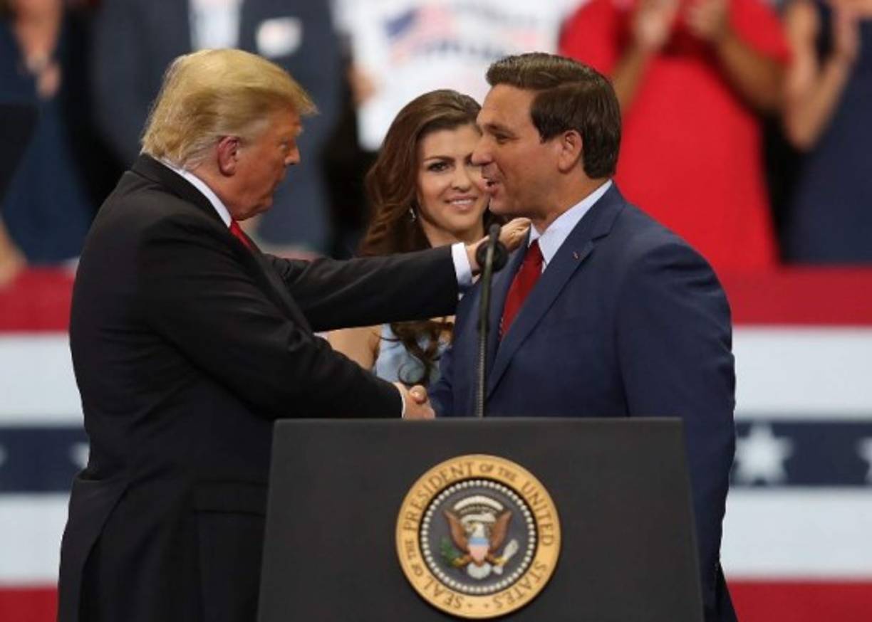 En Florida, el excongresista Ron DeSantis, de 40 años, busca la gobernación que dejará vacante Rick Scott. DeSantis está cortado con el mismo paño populista que el presidente Donald Trump. Quiere poner límites al aborto, reducir los impuestos, endurecer la política migratoria y defender la libre venta de armas.