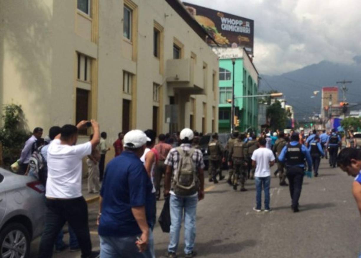 Después de protestar en la tercera avenida los vendedores fueron a la Municipalidad sampedrana.
