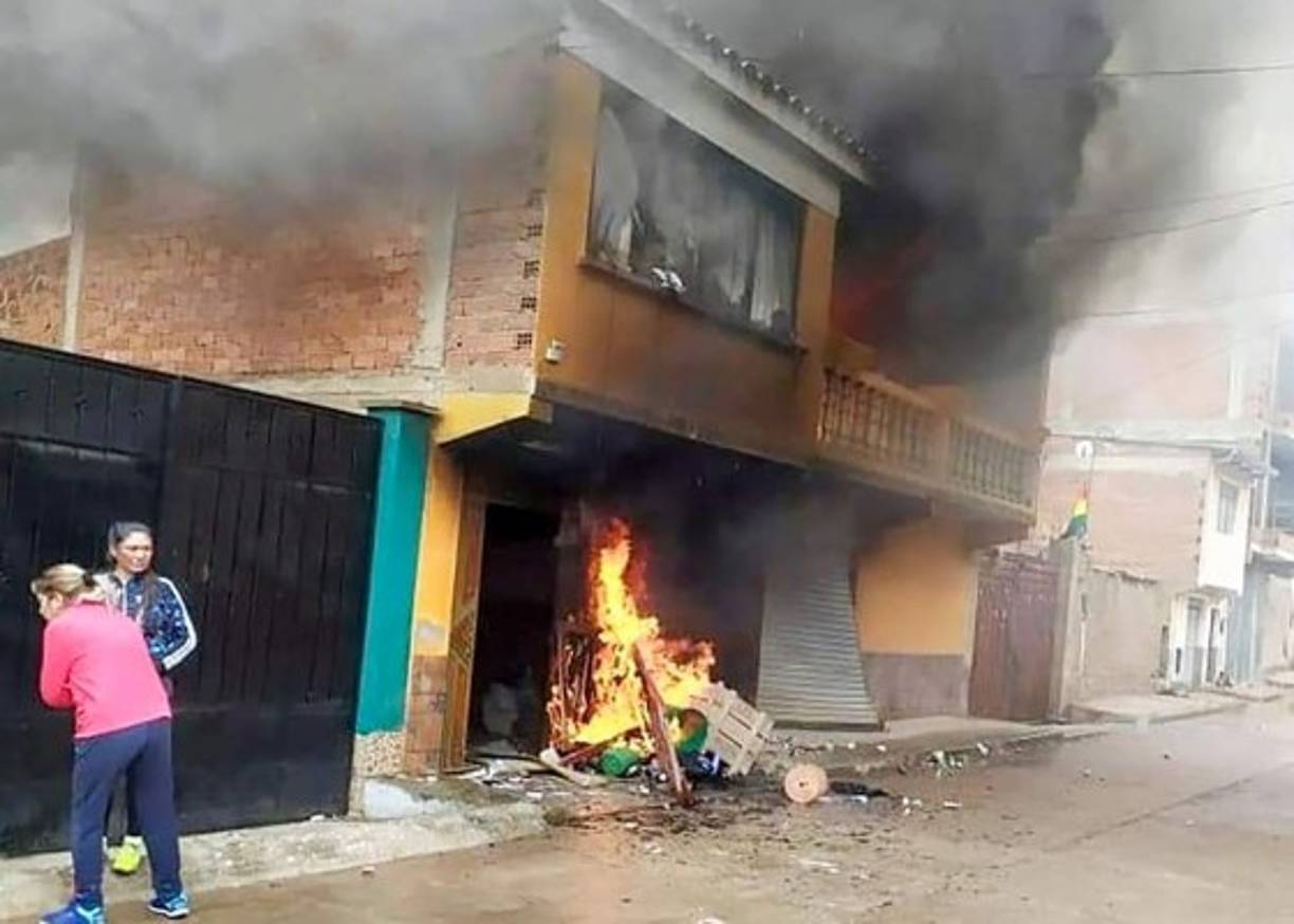 Vecinos de la zona sur paceña denunciaron en las redes que grupos violentos están recorriendo las calles de varios barrios apedreando casas y vehículos y saqueando algunos comercios, sin que la Policía acuda a su auxilio.