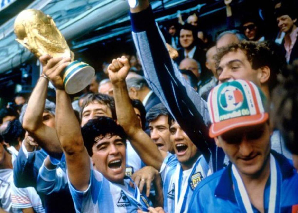 Mundial de México 1986 - México vivió el Mundial de Diego Armando Maradona, y obviamente su Argentina, que sería campeona del mundo tras imponerse en una gran final a Alemania (3-2). El '10' no marcó en la final, pero su torneo fue sencillamente sensacional, sobre todo su partido ante Inglaterra, que dejó uno de los mejores goles de la historia.