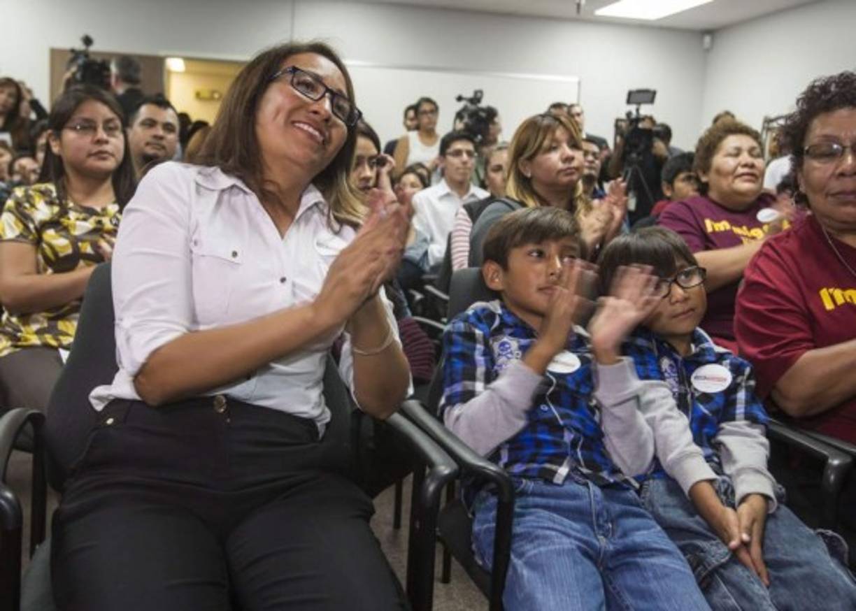 'Tomaré medidas para administrar responsablemente la situación de los millones de inmigrantes indocumentados que viven en nuestro país', dijo Obama durante un discurso de unos 15 minutos pronunciado en la Casa Blanca.