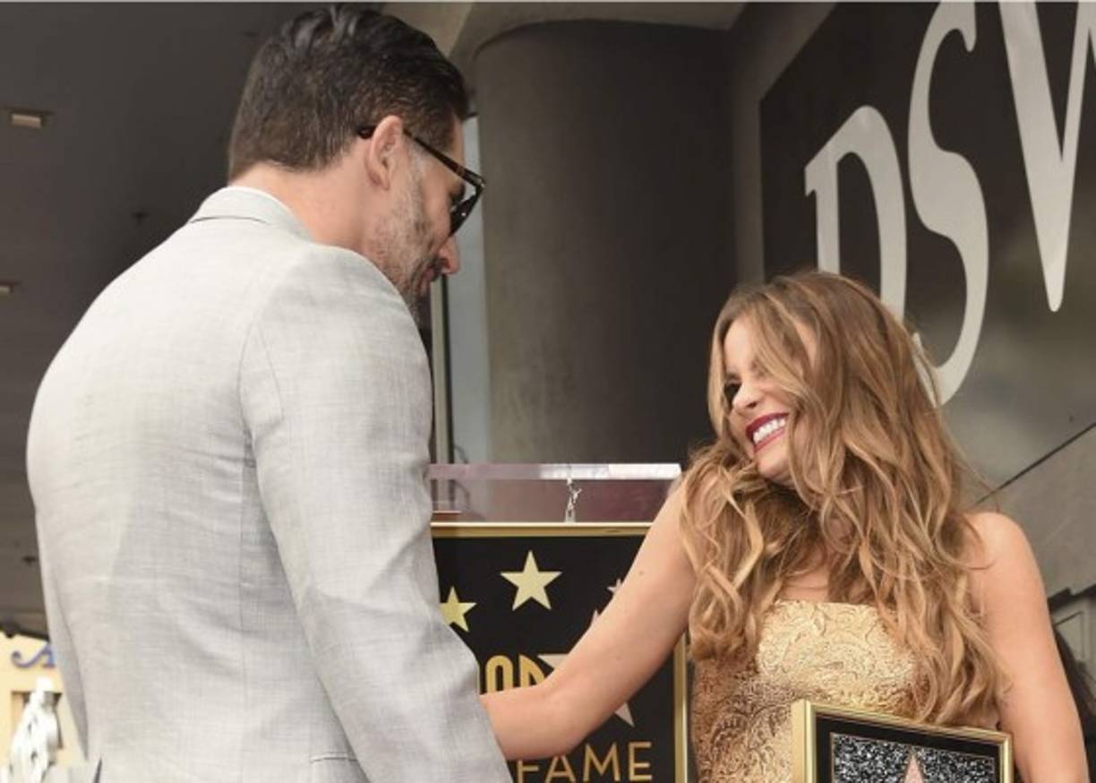 Sofía Vergara demostró mucha felicidad al ver que su prometido la acompañara en este importante evento.