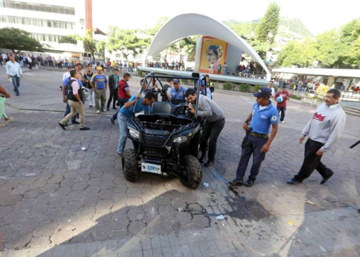 Dos de las unidades llamadas “mulitas” fueron dañadas durante el pleito.