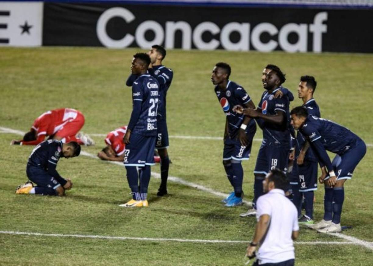 Omar Elvir se lamentaba una y otra vez el fallo en su lanzamiento de penal, mientras sus compañeros vivían la tanda con mucho sufrimiento.