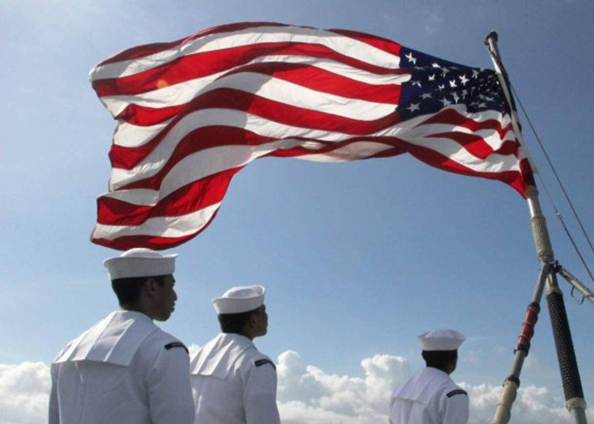 Según el portal usflag.org, los colores de la bandera significan pureza, valor y justicia. El blanco es para la pureza, el rojo es para el valor y el azul es para la justicia.<br/><br/>