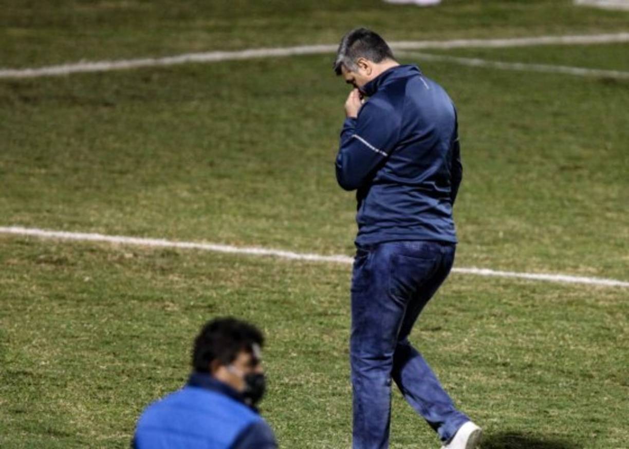 Diego Vázquez se marchó al vestuario muy dolido y cabizbajo tras quedar fuera.