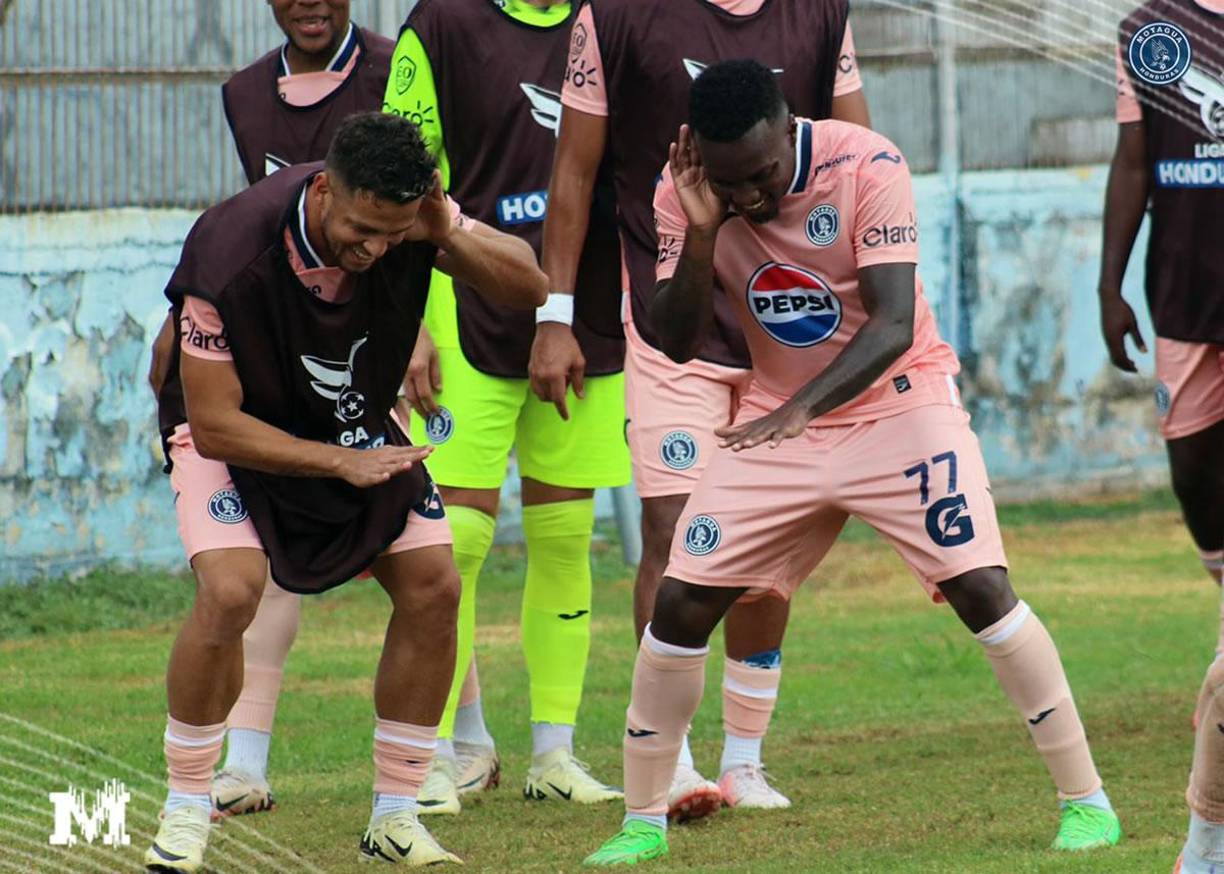Carlos ‘Zapatilla’ Mejía, que llevaba dos minutos en el campo anotó el segundo gol del Motagua y así lo celebró en La Ceiba con un bailecito.