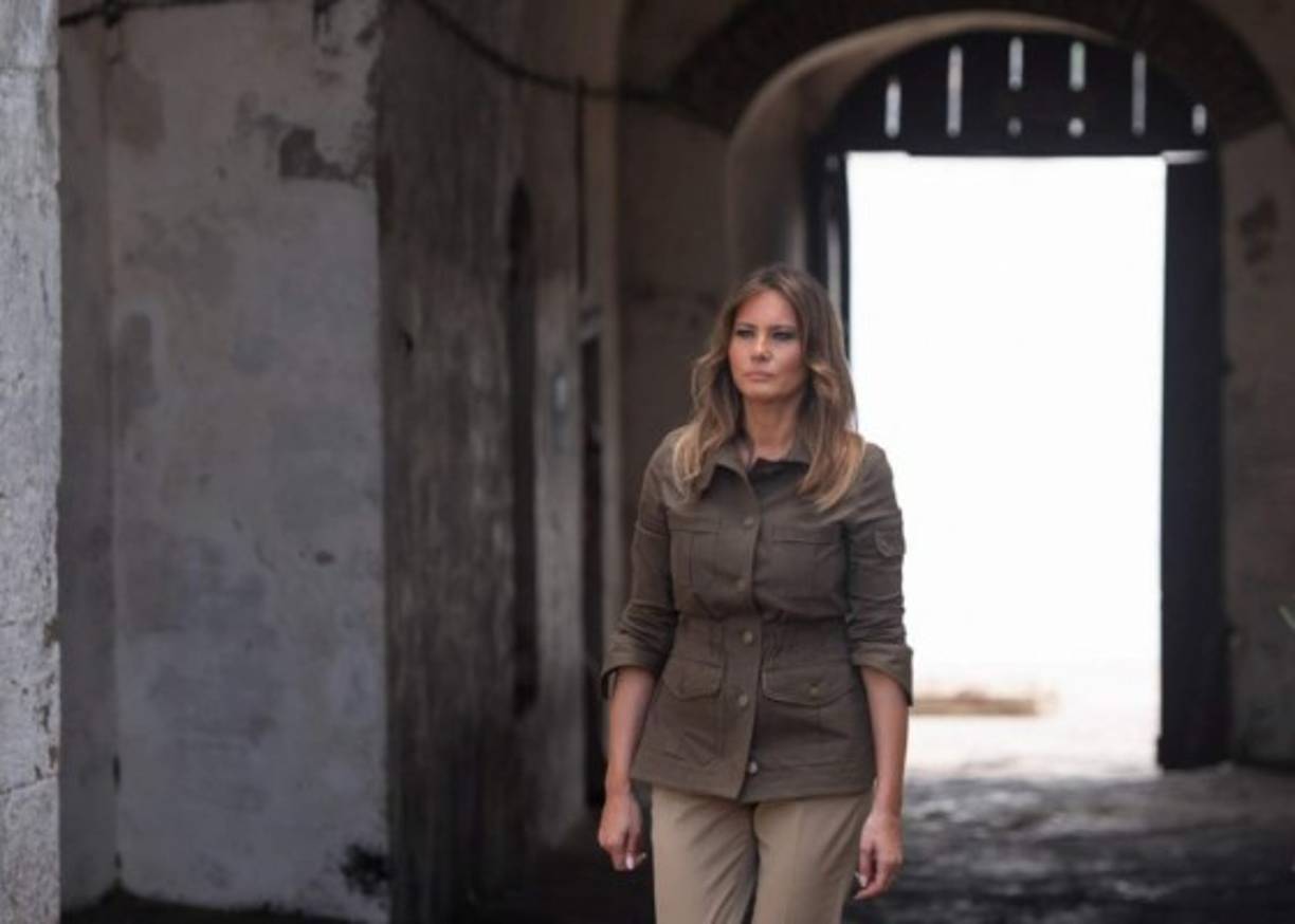 Vestida con una chaqueta verde oliva, pantalones de color canela y tacones de aguja, que luego se cambio por zapatillas, Melania caminó lentamente hacia el frente de la habitación, estrechando la mano a todos en primera fila antes de sentarse junto a Osabarimba Kwesi Atta II para el inicio de la ceremonia.