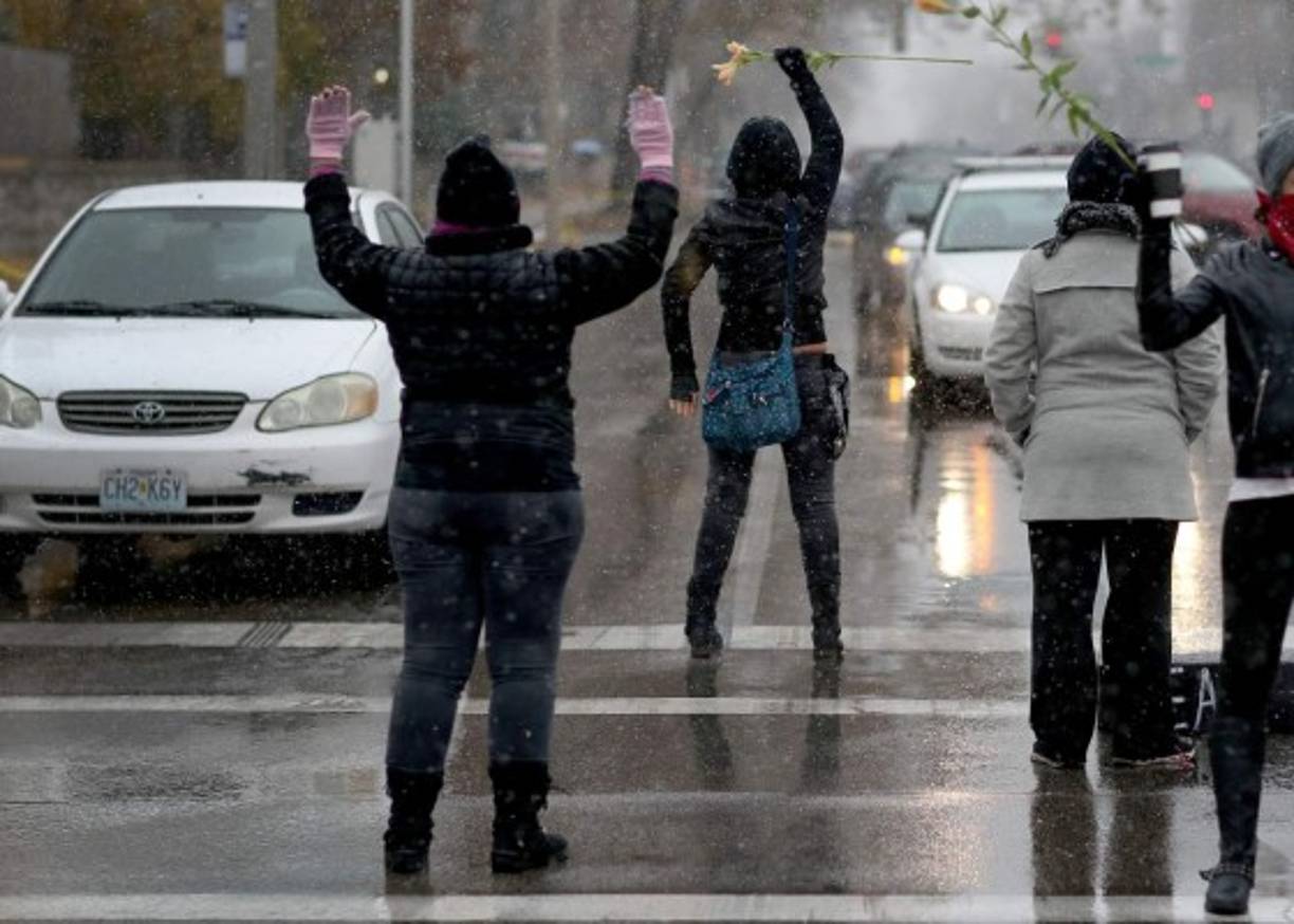Los manifestantes continúan protestando en las calles de Ferguson reclamando justicia por la muerte de Brown ocurrida el pasado agosto.