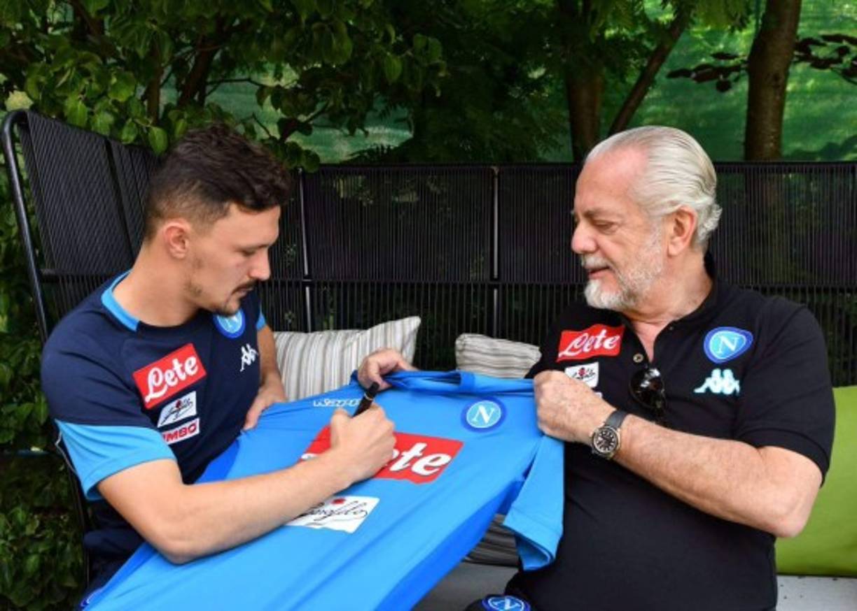El Napoli incorporó este jueves al lateral portugués Mario Rui, que llega procedente de la Roma cedido por un año con obligación de compra, en una operación que ronda los 9 millones de euros.