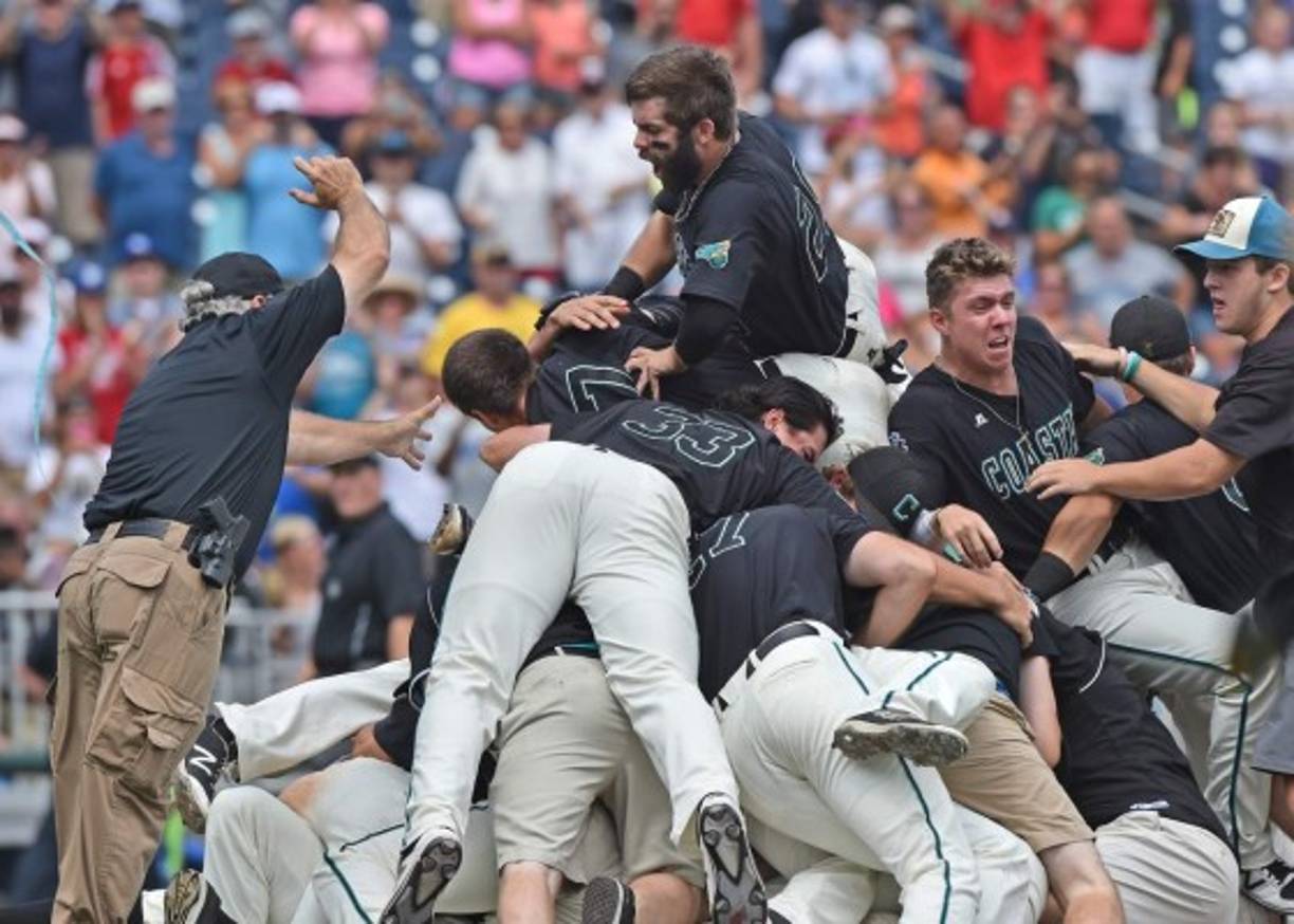 BÉISBOL. Montaña humana. Anthony Marks (29), de los Carolina Chanticleers, salta sobre sus compañeros en la celebración de la Serie Mundial universitaria.