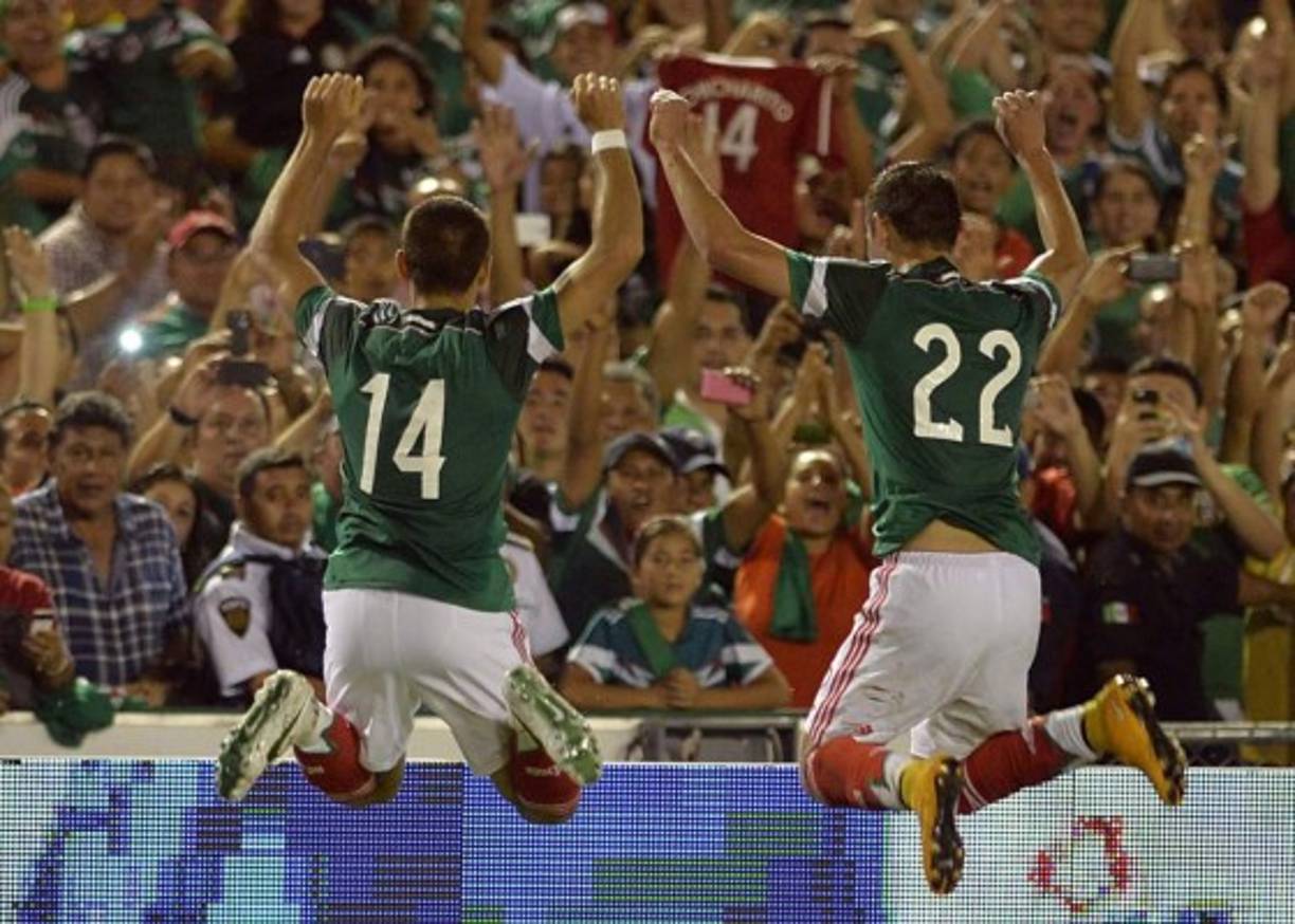 'Chicharito' Hernández y Paul Aguilar saltan celebrando ante la alegría de la afición mexicana.