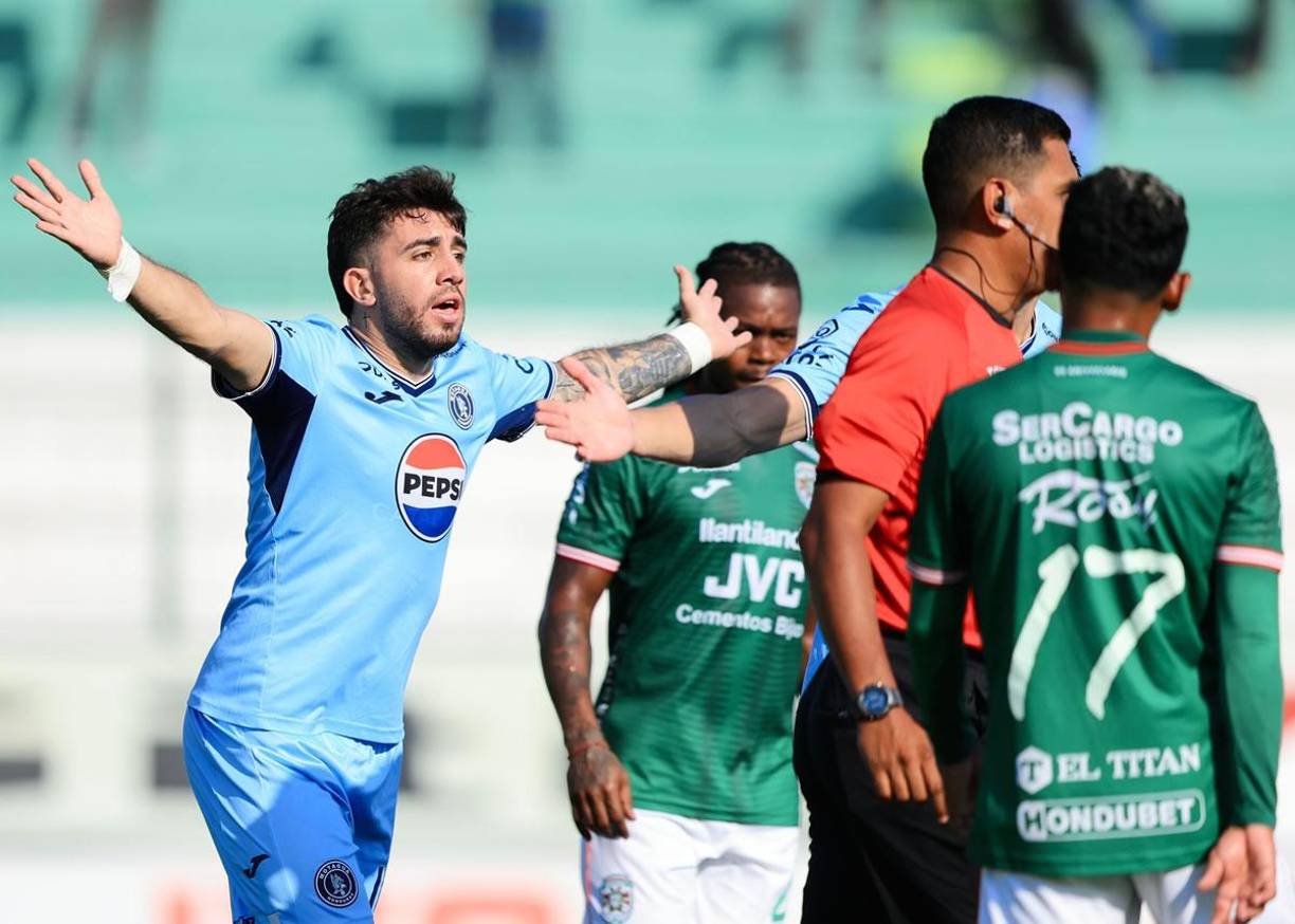 Agustín Auzmendi le reclama al árbitro Raúl Castro.