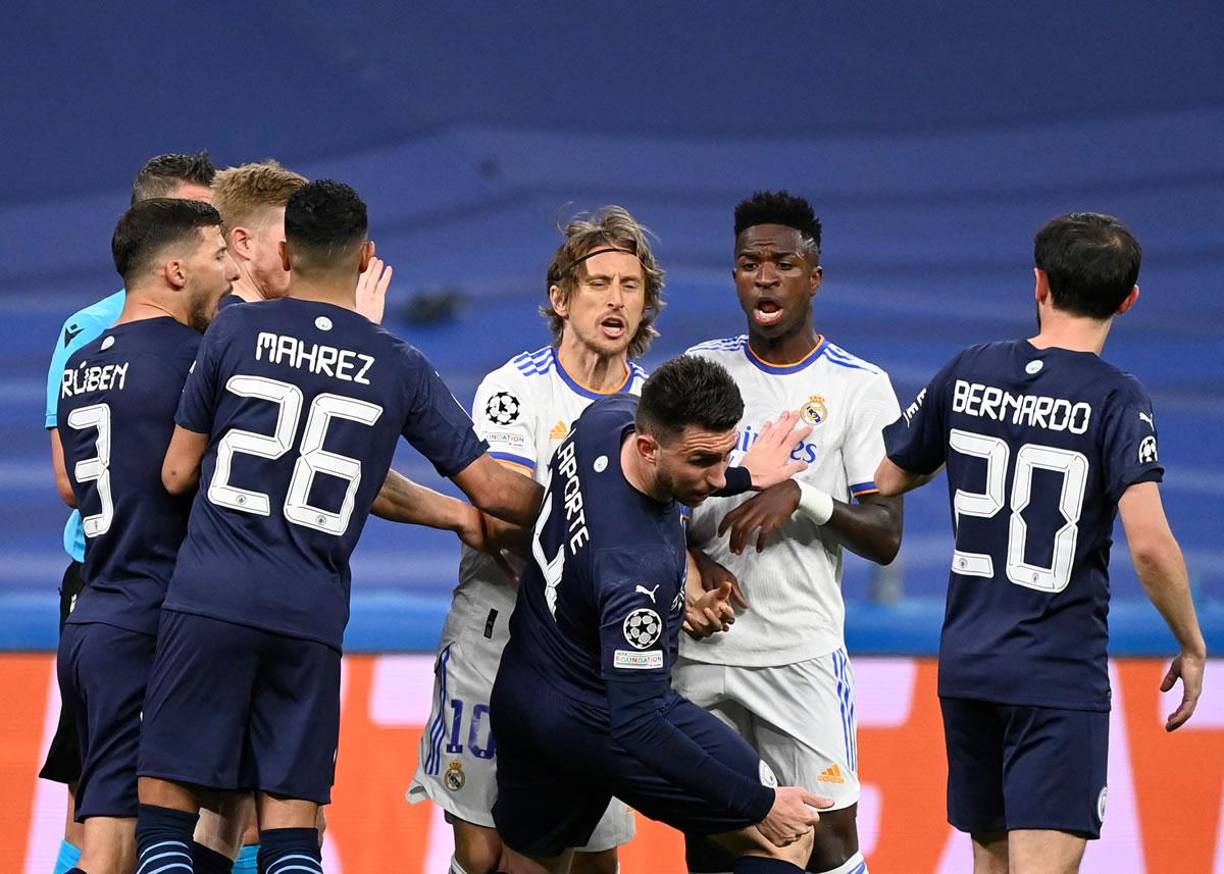 Toda la bronca ocurrió ante la vista del árbitro Daniele Orsato.