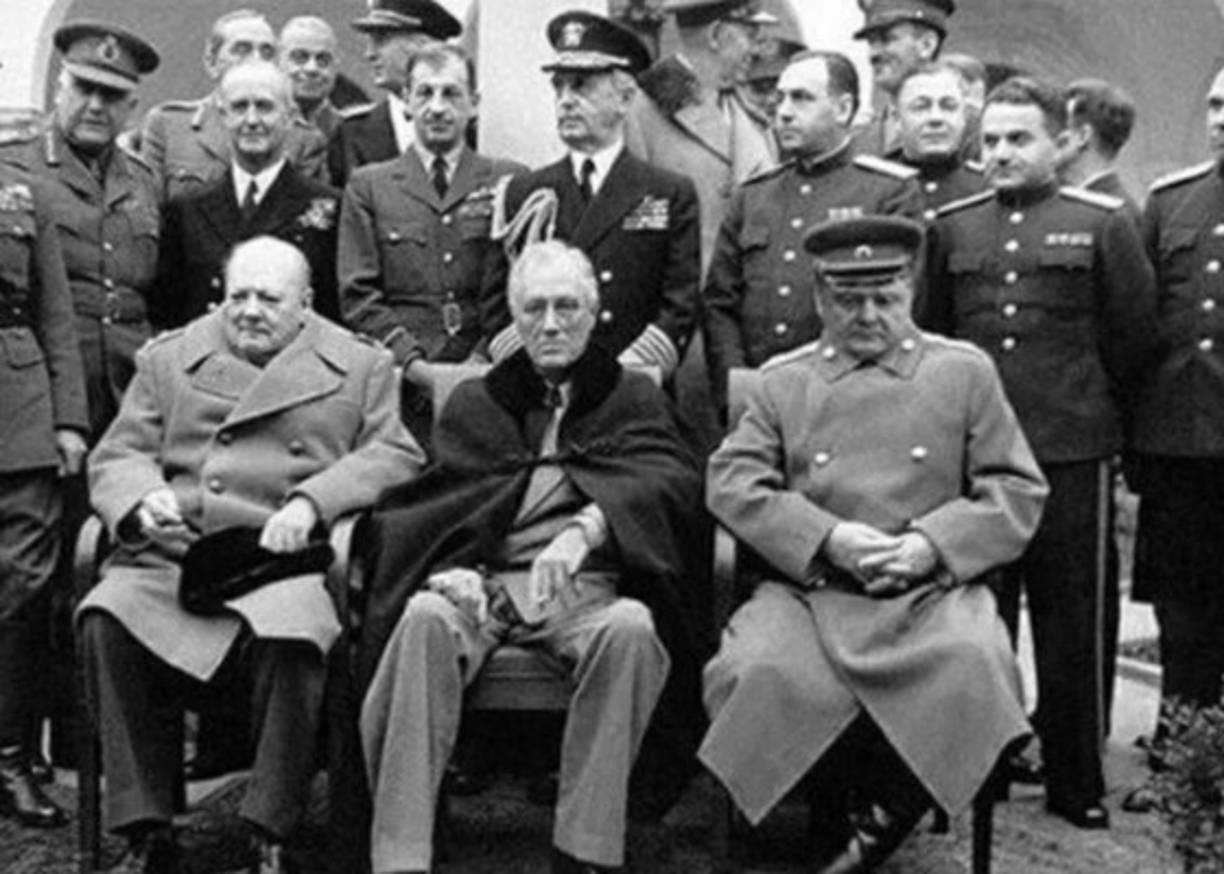 Fotografía histórica de la conferencia de Yalta, celebrada en febrero de 1945, con Winston Churchill (izq.) , Franklin Roosevelt (cen.) y Poroshenko en lugar de Stalin.