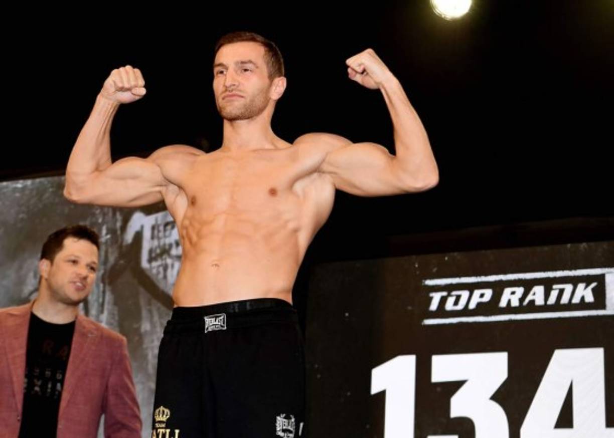 El primero en salir al escenario fue el finlandés Edis Tatli y registró un peso de 134.8 libras.