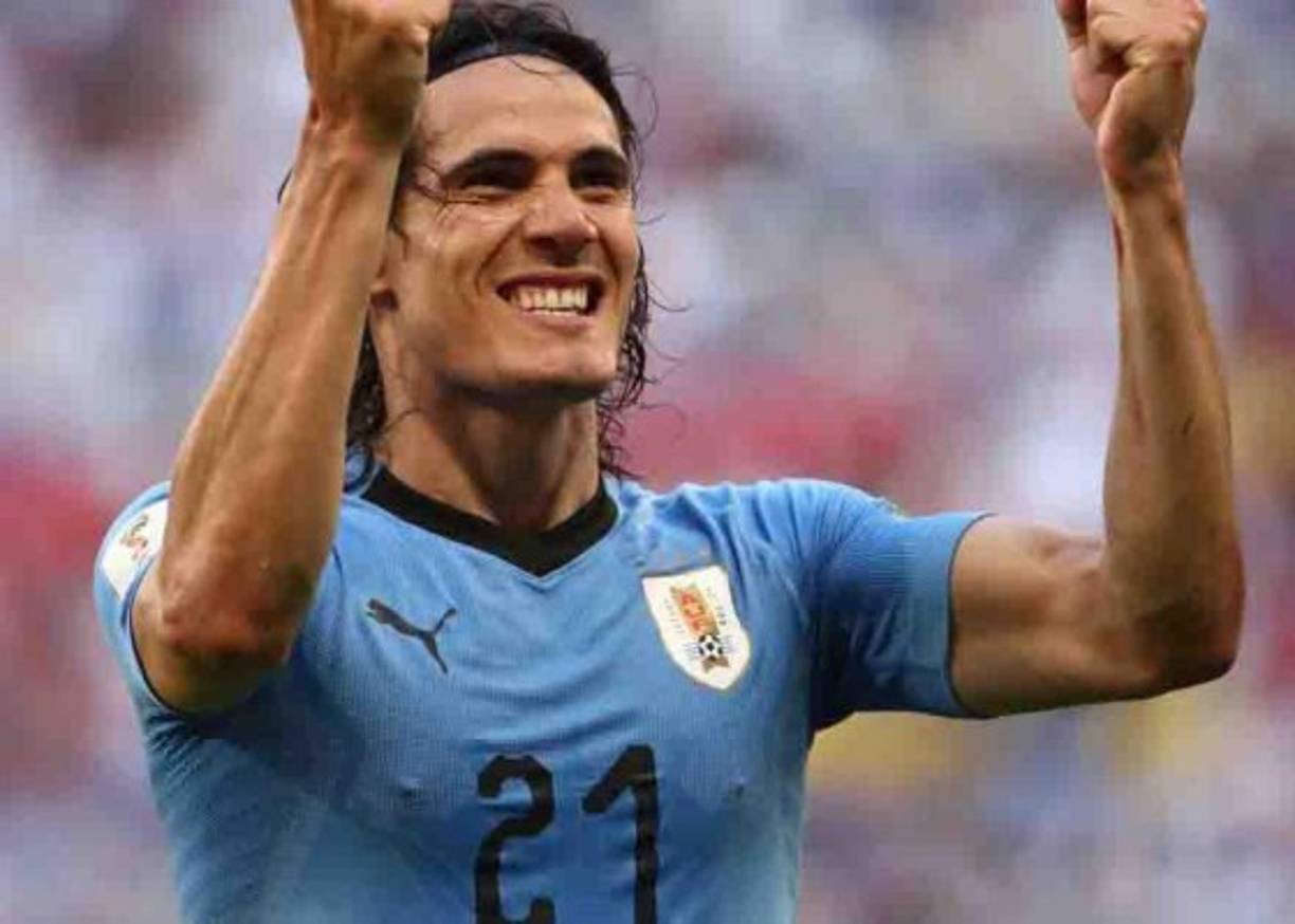 Bombazo. El delantero uruguayo Edinson Cavani está en los planes del Napoli, el entrenador Carlos Ancelotti lo pidió. El plan B del conjunto napolitano es Benzema, pero Real Madrid no lo deja ir por menos de 60M€.