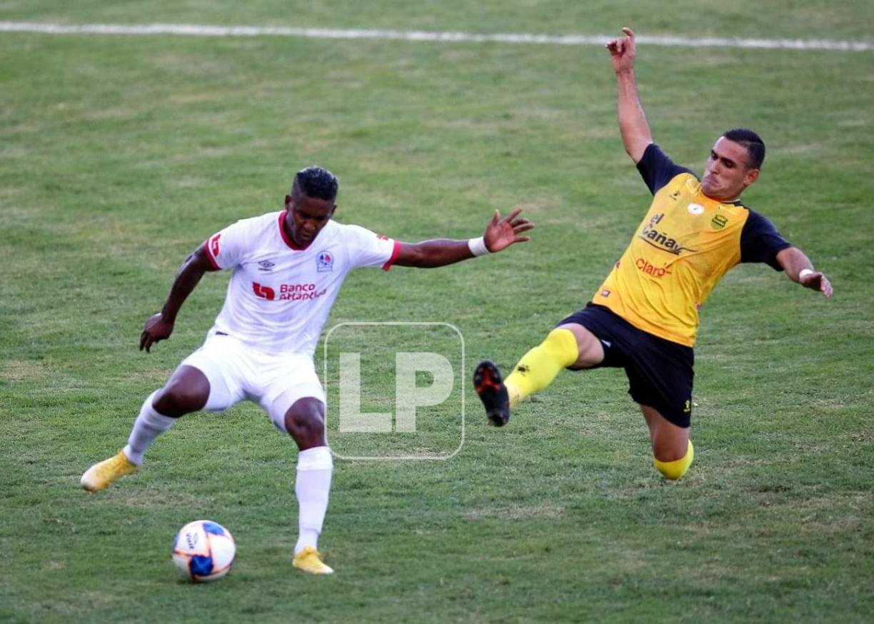 Brayan Beckeles dejó acostado al mexicano Omar Rosas con esta acción.