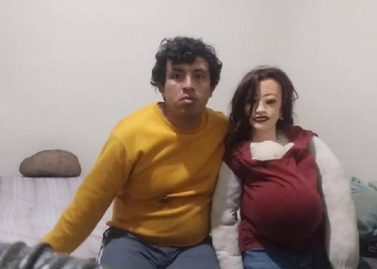 <b>Cristian Montenegro</b> continuó con estos comportamientos, exponiendo lo que él denomina como su familia, <b>saliendo con los muñecos a pasear a parques y hasta a bordo de TransMilenio de Bogotá</b>.