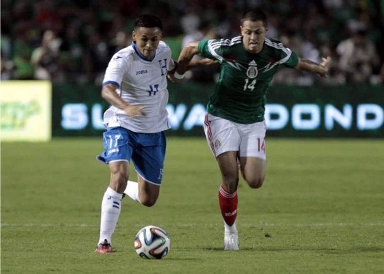 Andy Najar y 'Chicharito' Hernández disputando el balón en un lance del primer tiempo.