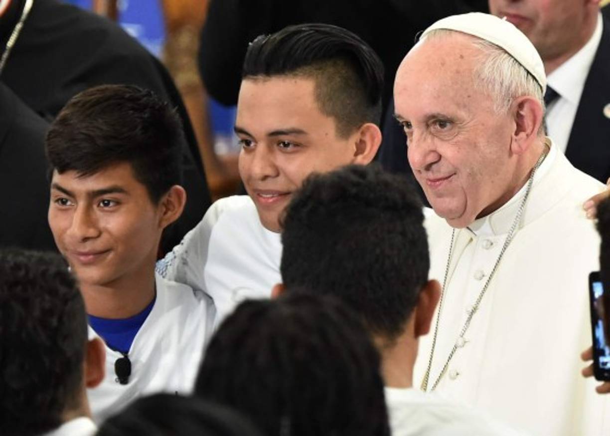 Jóvenes se toman una fotografía con el santo padre.