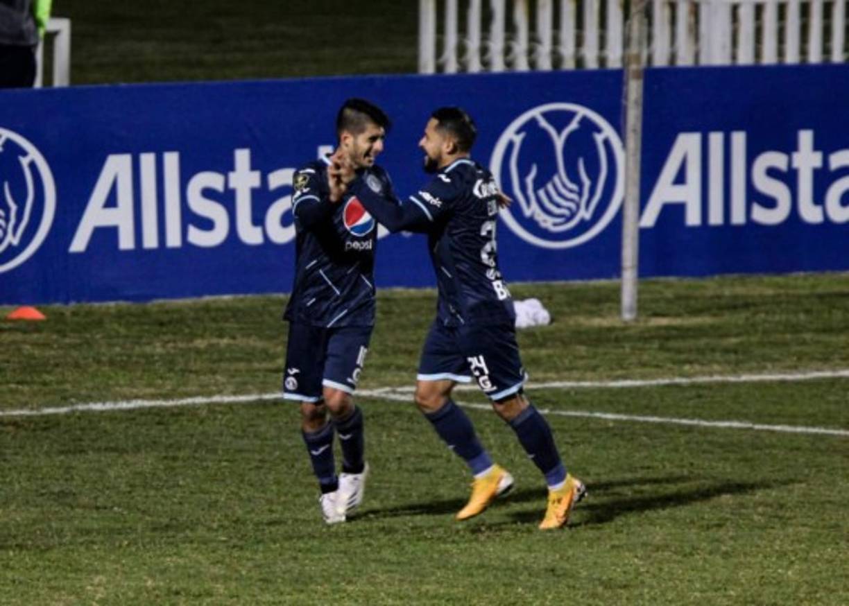 Matías Galvaliz celebrando con Omar Elvir el 2-0 de Motagua que marcó el argentino de penal.