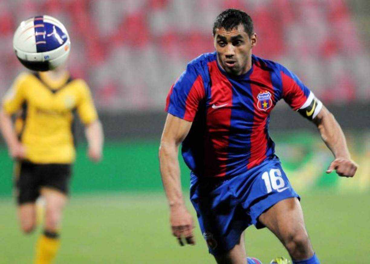 Banel Nicolita. Jugador rumano de origen gitano, ha recibido muchas burlas en España y Latinoamérica por su apellido.