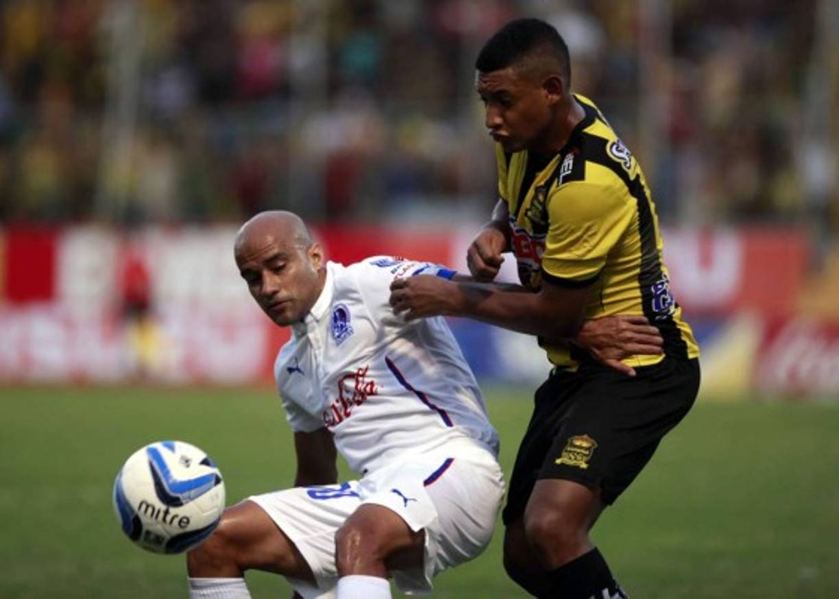 Omar Guerra es presionado por Bryan Acosta.