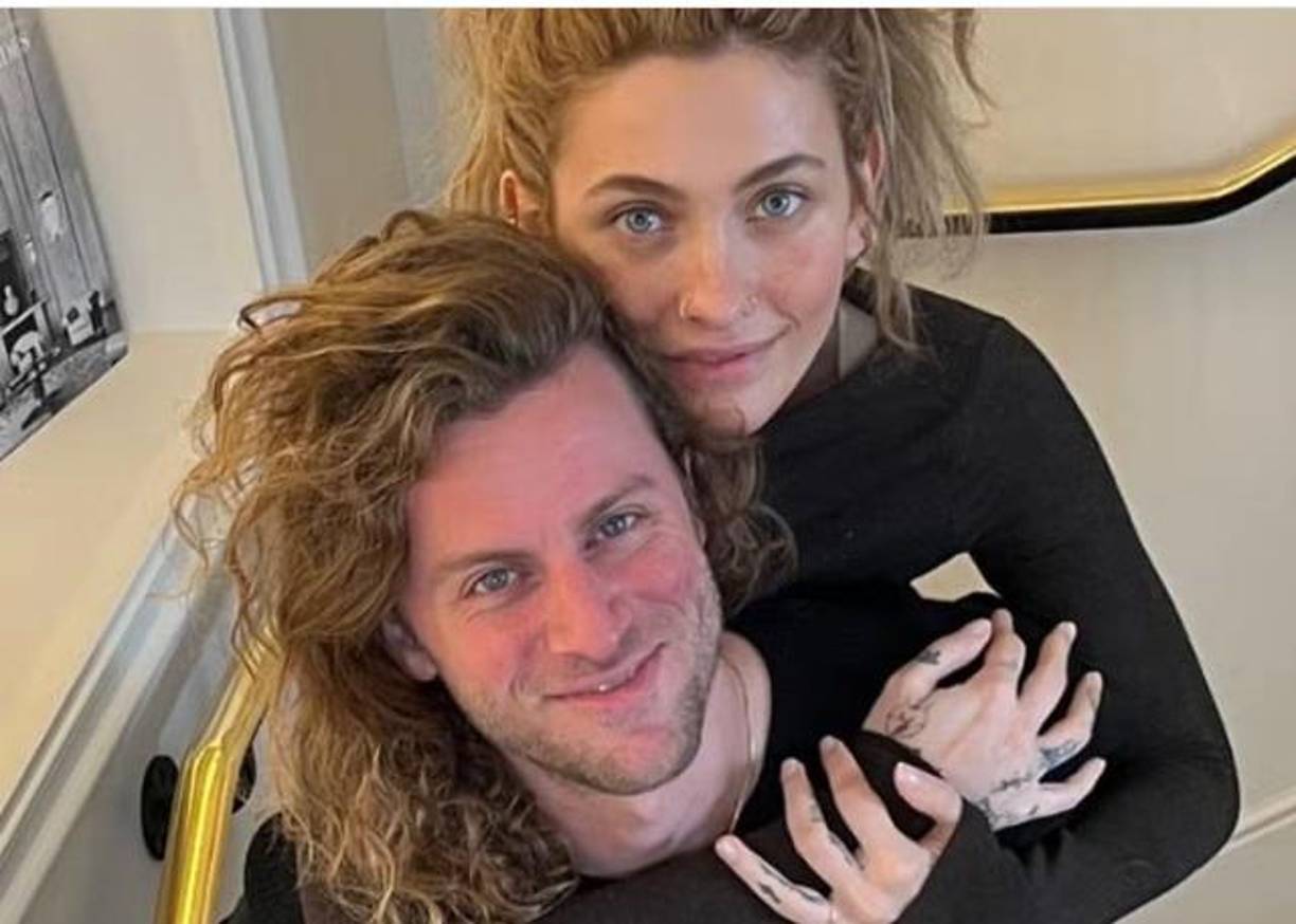 Por su parte, Justin, con quien Paris comenzó a salir en 2022, vestía pantalones negros, botas y una camisa blanca con botones mientras se arrodillaba sobre una rodilla frente a Paris. 