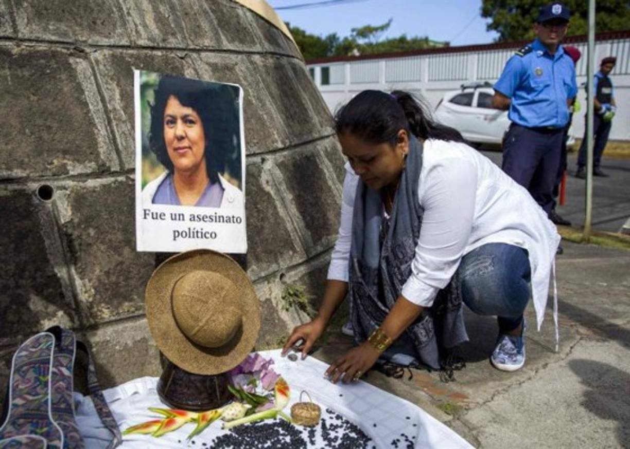 Una mujer arregla un altar en honor a la ambientalista hondureña Berta Cáceres durante un plantón en los alrededores de la embajada de Honduras en Nicaragua, en Managua (Nicaragua). Representantes de grupos ambientalistas y feministas realizaron hoy un plantón en Nicaragua para demandar justicia para la líder indígena hondureña Berta Cáceres, asesinada a balazos en su vivienda el 3 de marzo de 2016, sin que hasta ahora el caso haya sido esclarecido. EFE/Jorge Torres.