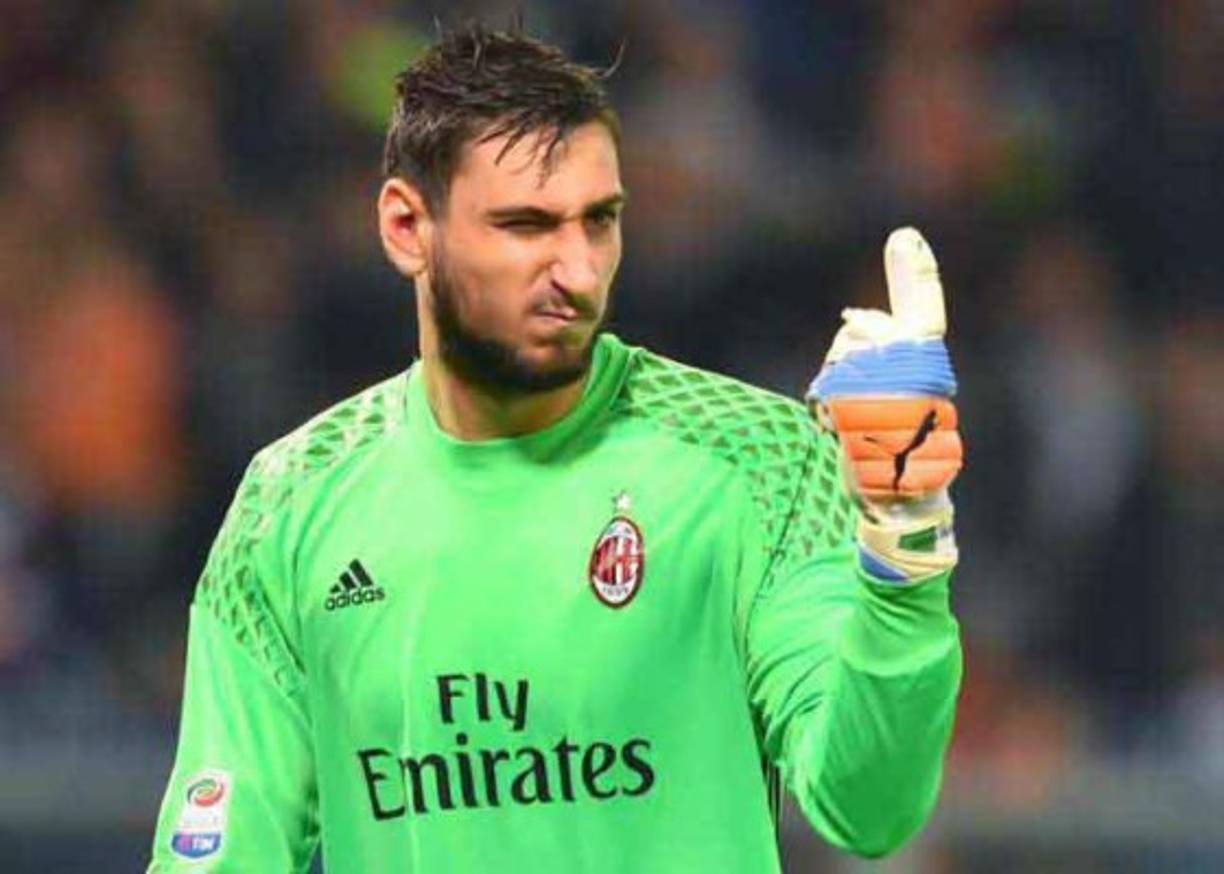 Gigio Donnarumma: El portero italiano del AC Milan interesa al PSG de Francia. El club galo quiere a un arquero de garantía y se ha interesado en el meta rossonero.