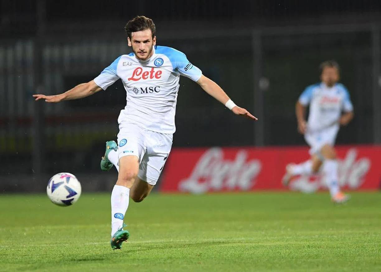 Khvicha Kvaratskhelia está en medio de un conflicto con el equipo italiano por culpa de las declaraciones de su agente y de su padre, quienes aseguraron que el futbolista desea irse del equipo: “Napoli reitera que el jugador tiene contrato por otros tres años con el club. Kvaratskhelia no está en el mercado. ¡¡¡No son los agentes ni los padres quienes deciden el futuro de un jugador contratado por el Napoli sino el club Calcio Napoli!!! El final de la historia”, señaló mediante comunicado el equipo italiano.