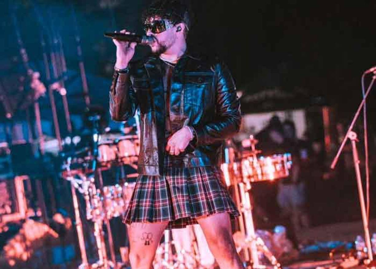 Bad Bunny ha manifestado que: “en mi clóset no hay ropa de hombre ni de mujer, solo hay ropa bacana que tú nunca te vas a poner”.