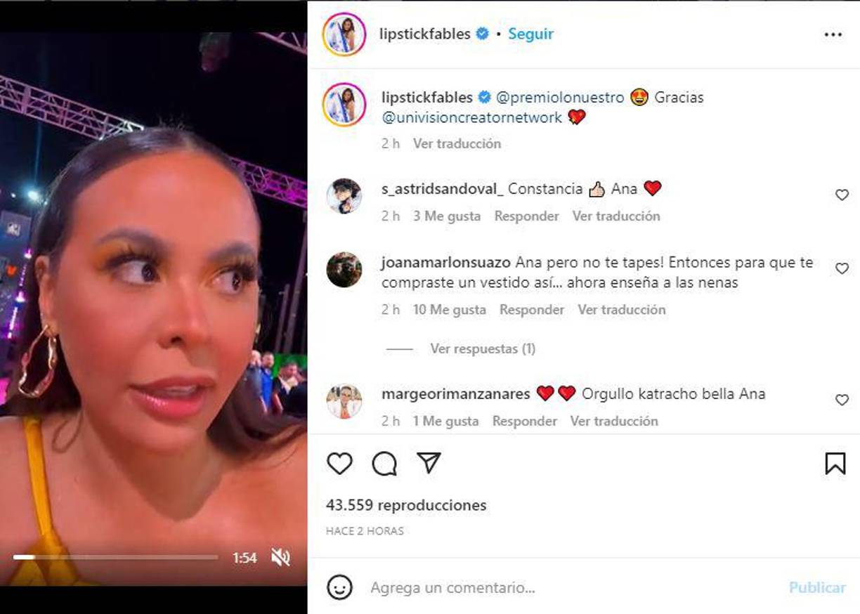 Lipstickfables compartió varios videos de sus momentos en la alfombra roja. En un divertido clip, se puede ver como el presentador Raúl de Molina le pregunta de forma graciosa si es que se le rompió el vestido, esto debido al atrevido escote de la guapa hondureña. Ana, entre risas, le respondió que así era el diseño. 