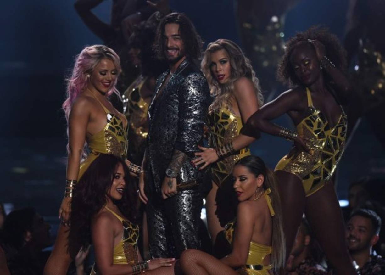 Maluma elevó la temperatura en los premios tras subir al escenario a interpretar su polémico éxito, 'Felices los 4'.