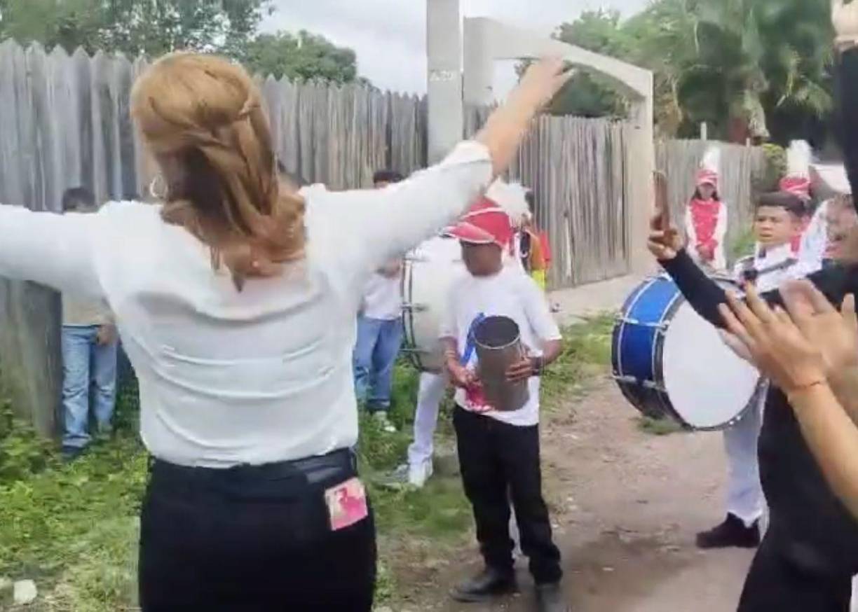 En un video viralizado en redes sociales, se observa cuando niños y adultos llegan a su vivienda para ovacionarlo por la titánica acción que realizó con su rastra y frenar al bus.
