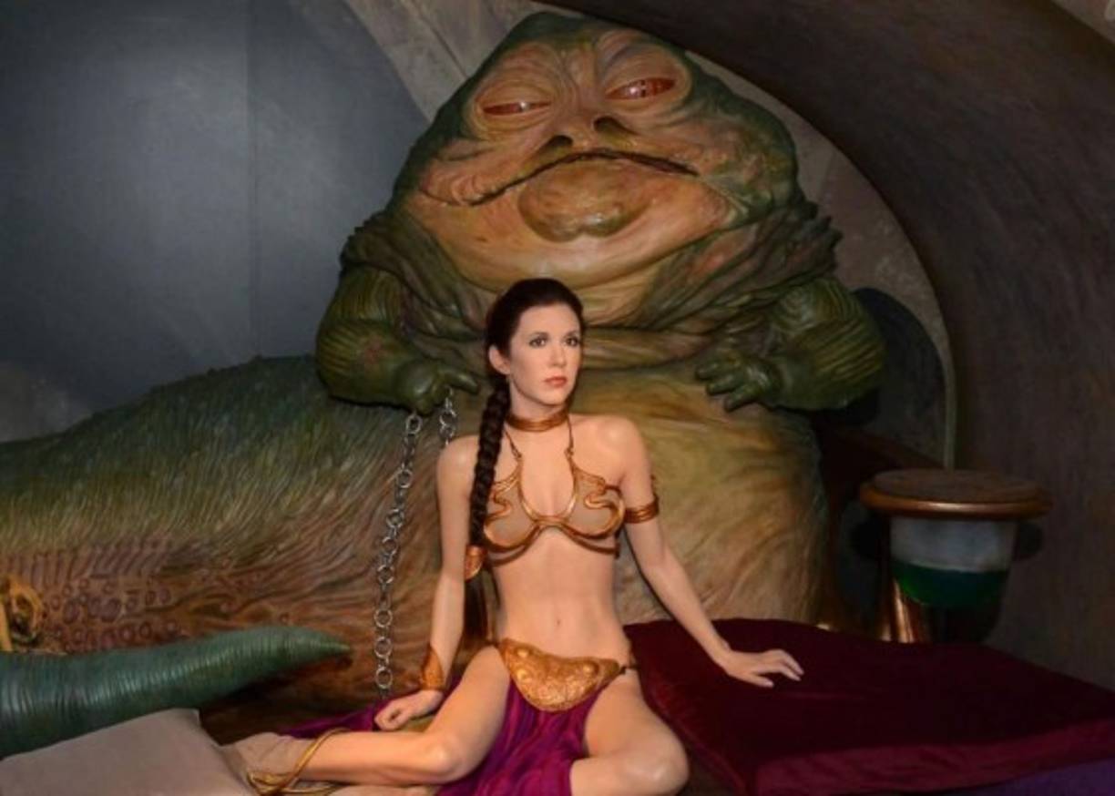 4- Jabba coloca el cuerpo congelado de Han como trofeo en su casa, capricho que le dura poco, pues Leia y sus amigos lo rescatan.