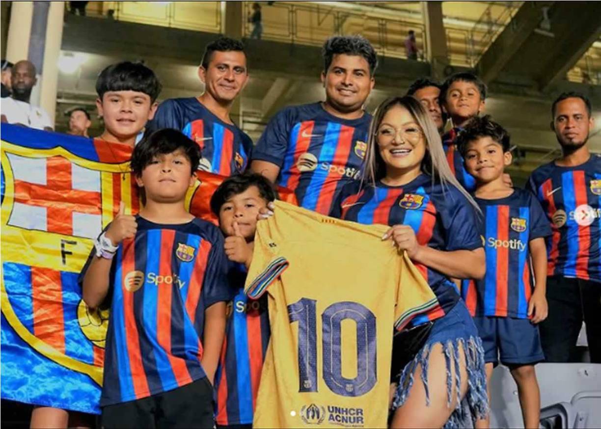 Al final del encuentro, Ansu Fati le obsequió la camiseta a Rosy Orellana y ella la mostró muy feliz junto a su familia.