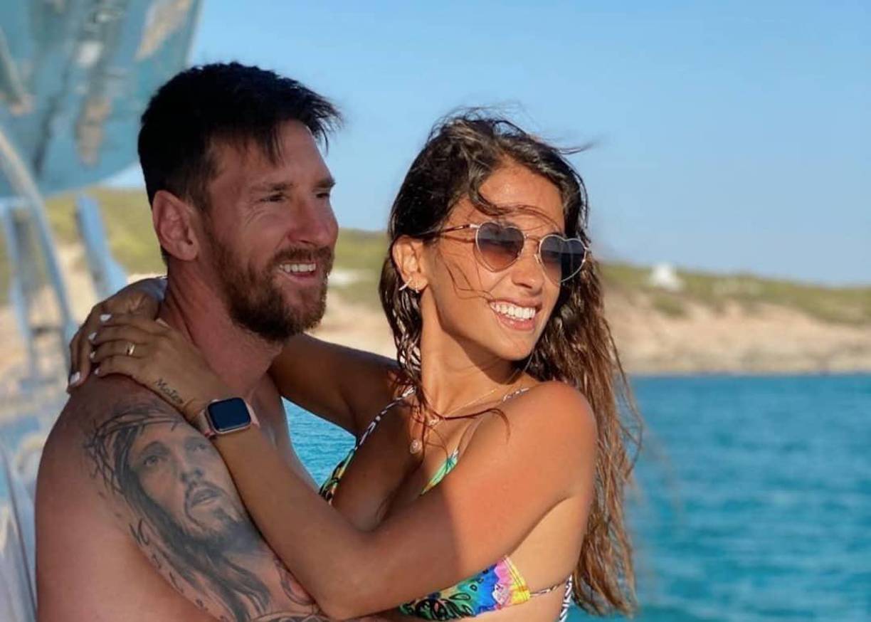 Luego de participar del casamiento de Jordi Alba, ex compañero en el Barcelona, Messi junto a su esposa Antonela Roccuzzo y sus tres hijos se subieron a un espectacular yate y disfrutan de Ibiza.