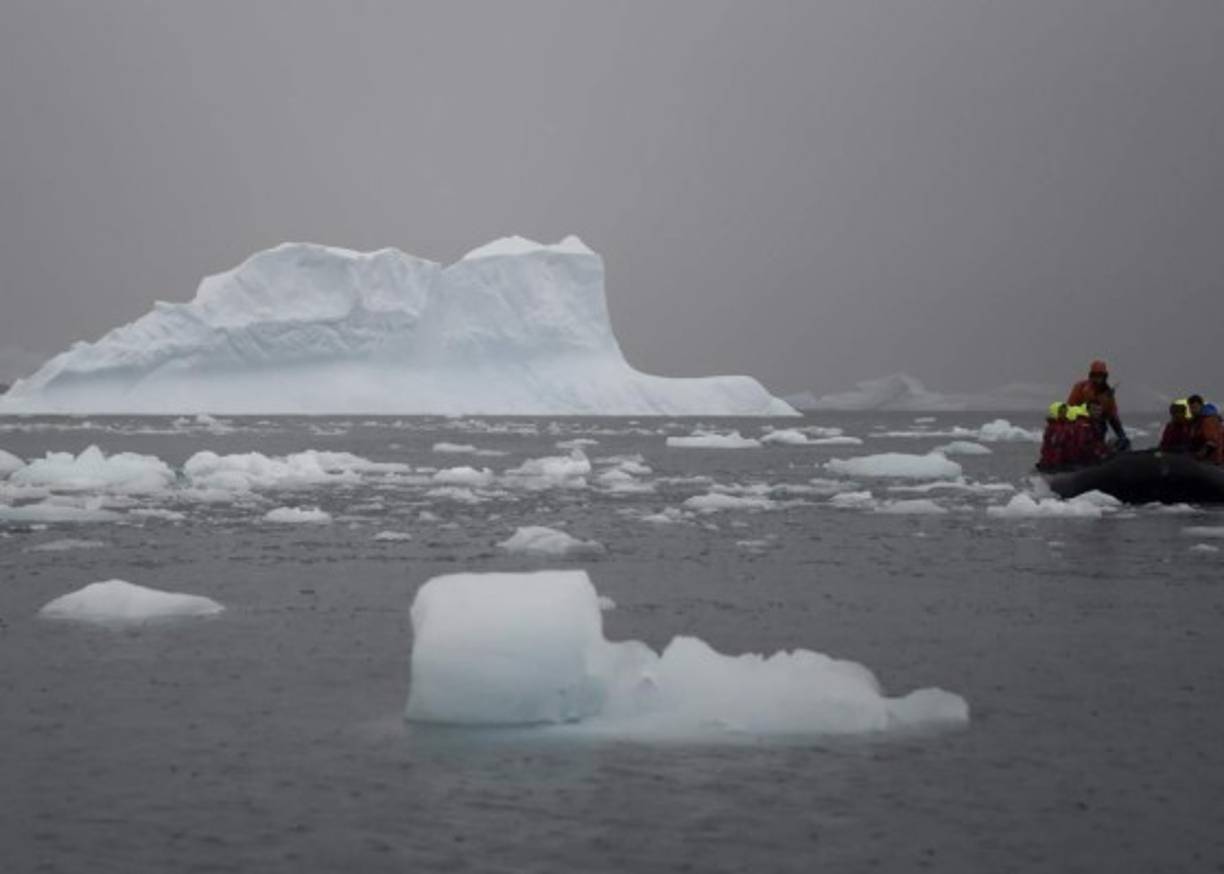El deshielo del casquete glaciar continental y de los glaciares tiene un impacto aún más directo sobre el aumento del nivel del mar. La 'estación Summit', que domina el casquete desde 3,000 metros de altitud, midió el 30 de abril la temperatura más elevada en su historia, -1,2°C, según el DMI.