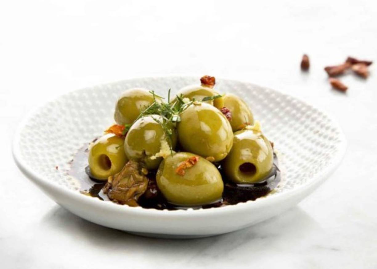 Aceitunas: Son altas en sodio, grasas y aceites. Modera su consumo a una vez por semana.